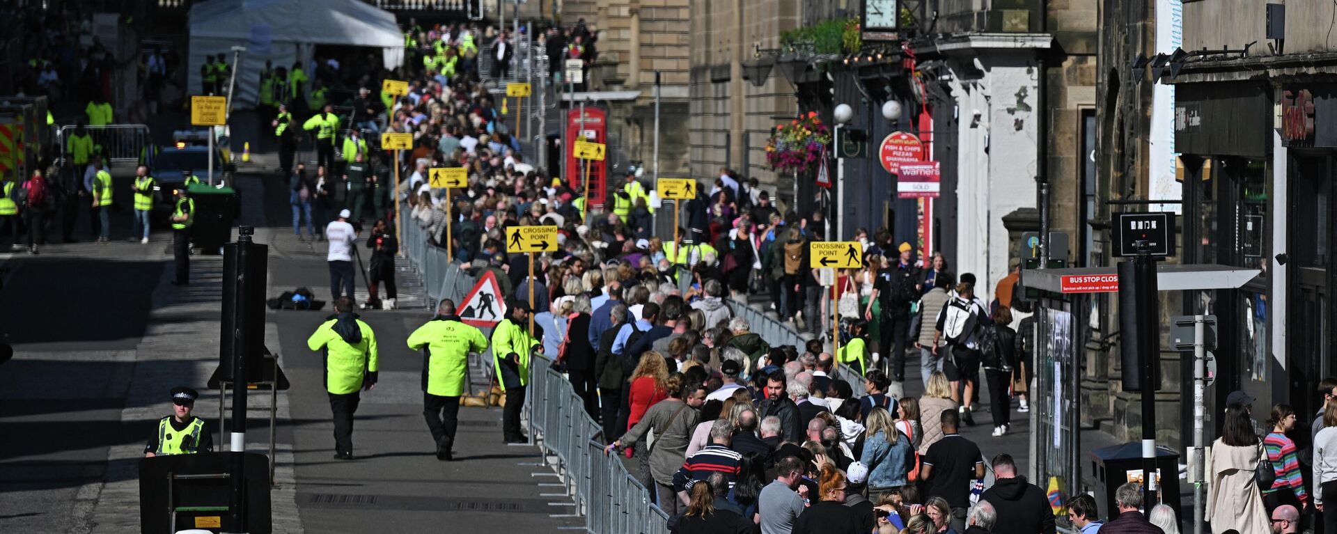 La genta hace cola frente a la catedral de San Gil en Edimburgo el 13 de septiembre de 2022 - Sputnik Mundo, 1920, 13.09.2022