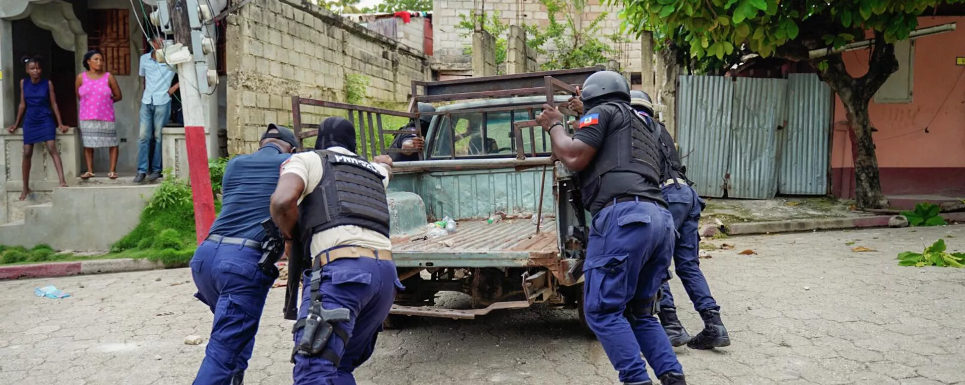 Policía de Haití mueve un vehículo usado en una barricada Policía de Haití mueve un vehículo usado en una barricada - Sputnik Mundo, 1920, 13.09.2022