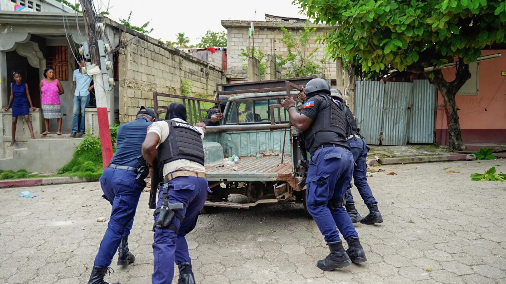 Policía de Haití mueve un vehículo usado en una barricada Policía de Haití mueve un vehículo usado en una barricada - Sputnik Mundo, 1920, 13.09.2022