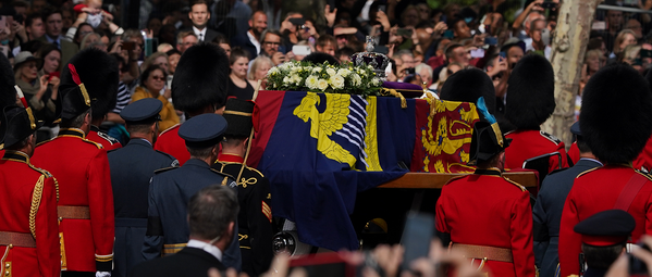 Muerte de la reina Isabel IIEl 8 de septiembre falleció a los 96 años la reina británica Isabel II, dejando el trono a su primogénito, el rey Carlos III. La monarca fue testigo de hechos históricos como la Segunda Guerra Mundial, la Guerra Fría, la guerra de las Malvinas, la disolución de la Unión Soviética, así como varios procesos independentistas de los estados miembros de la Mancomunidad de Naciones (Commonwealth of Nations, en inglés).Al tiempo que los Gobiernos de todo el mundo enviaban sus condolencias a la Familia Real, las voces en contra del monarquismo comenzaron a incrementar. En la región de América Latina y el Caribe, al menos seis países manifestaron su deseo e incluso iniciaron trámites para dejar atrás su dependencia de la Corona británica.En marzo, el príncipe Guillermo y su esposa Kate Middleton, que realizaban una gira por el Caribe que incluyó a Belice, Jamaica y las Bahamas, fueron recibidos con diversas protestas que exigían reparaciones históricas por la esclavitud impuesta por el Imperio británico en esos territorios. - Sputnik Mundo