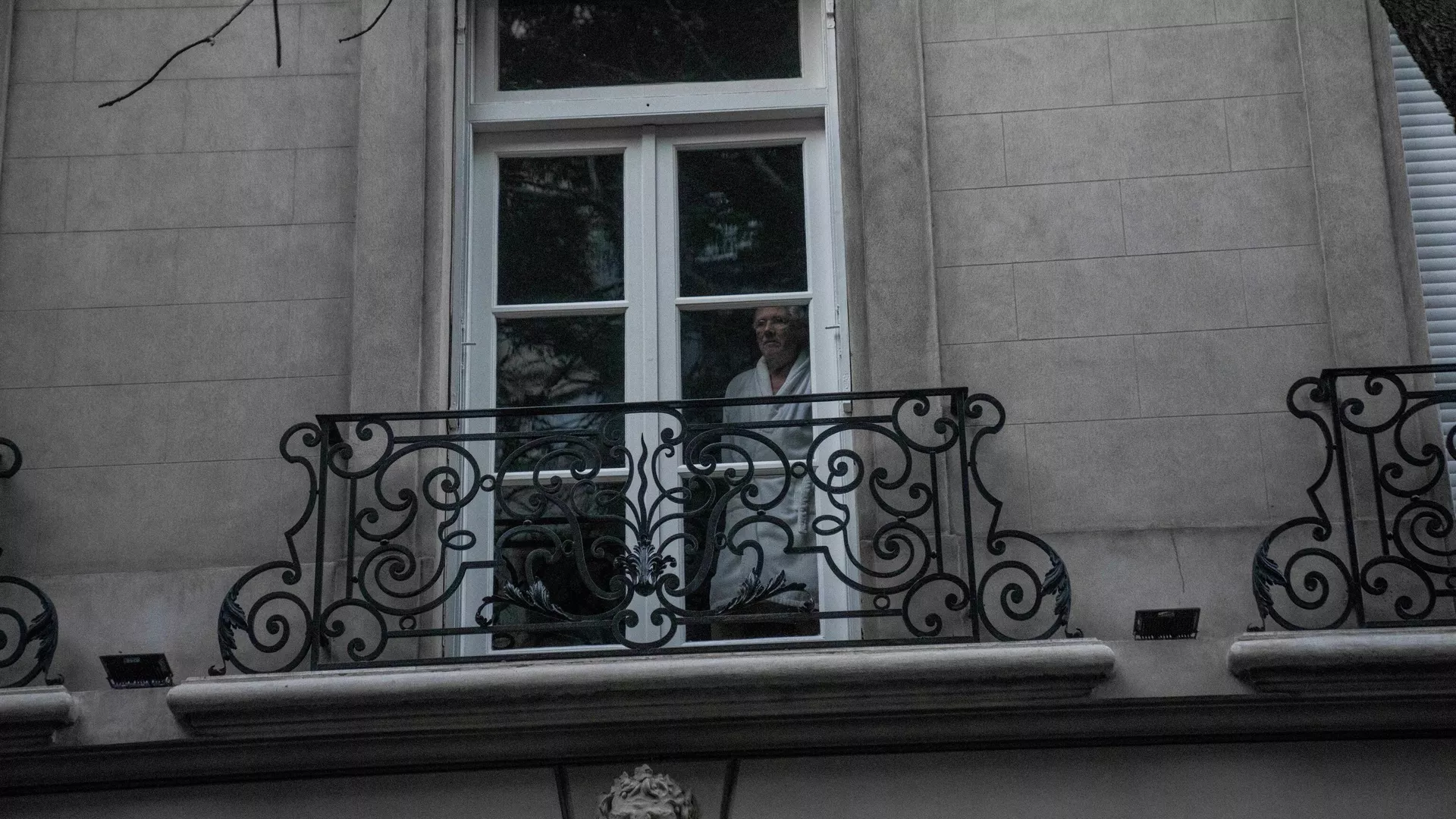 Un vecino de la vicepresidenta argentina, Cristina Fernández, mira por la ventana en el barrio Recoleta, en Buenos Aires Un vecino de la vicepresidenta argentina, Cristina Fernández, mira por la ventana en el barrio Recoleta, en Buenos Aires - Sputnik Mundo, 1920, 15.09.2022