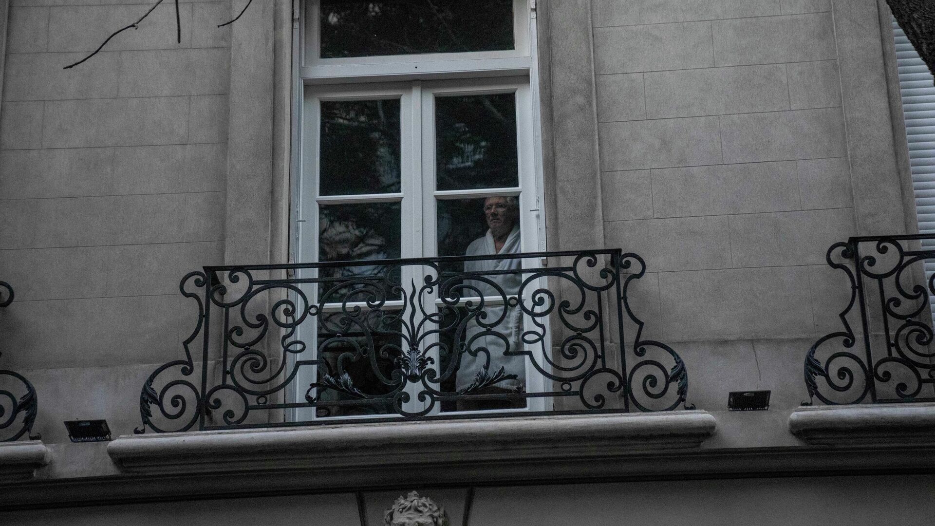 Un vecino de la vicepresidenta argentina, Cristina Fernández, mira por la ventana en el barrio Recoleta, en Buenos Aires Un vecino de la vicepresidenta argentina, Cristina Fernández, mira por la ventana en el barrio Recoleta, en Buenos Aires - Sputnik Mundo, 1920, 15.09.2022