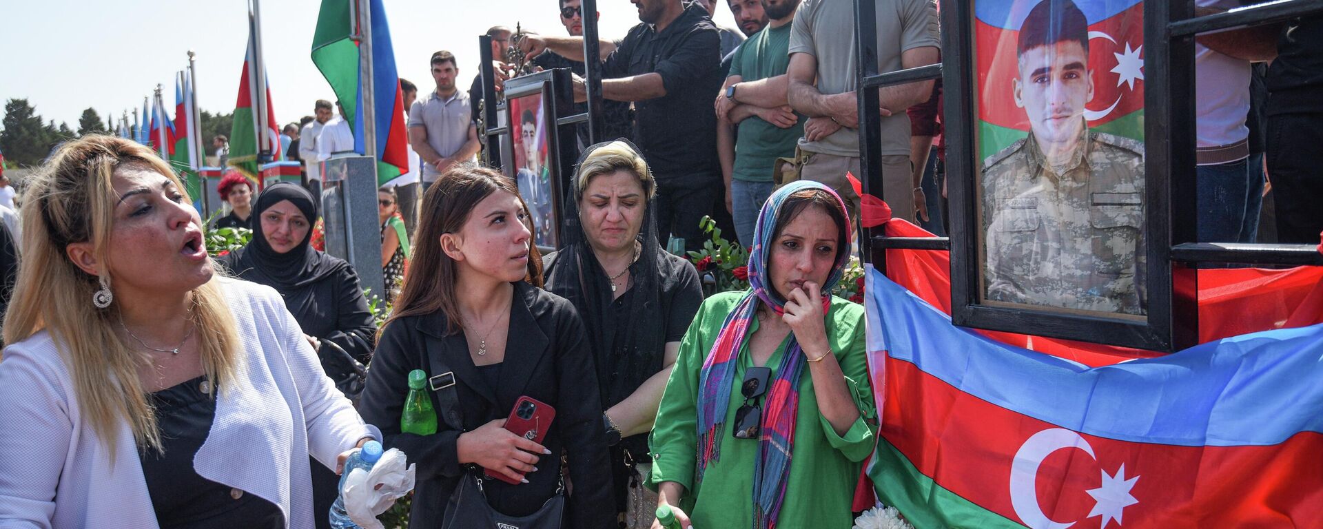 La gente acude al funeral de un hombre muerto en los combates en la frontera entre Azerbaiyán y Armenia  - Sputnik Mundo, 1920, 23.11.2022
