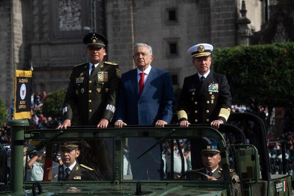 El presidente de México, Andrés Manuel López Obrador, con los titulares de la Semar y la Sedena - Sputnik Mundo