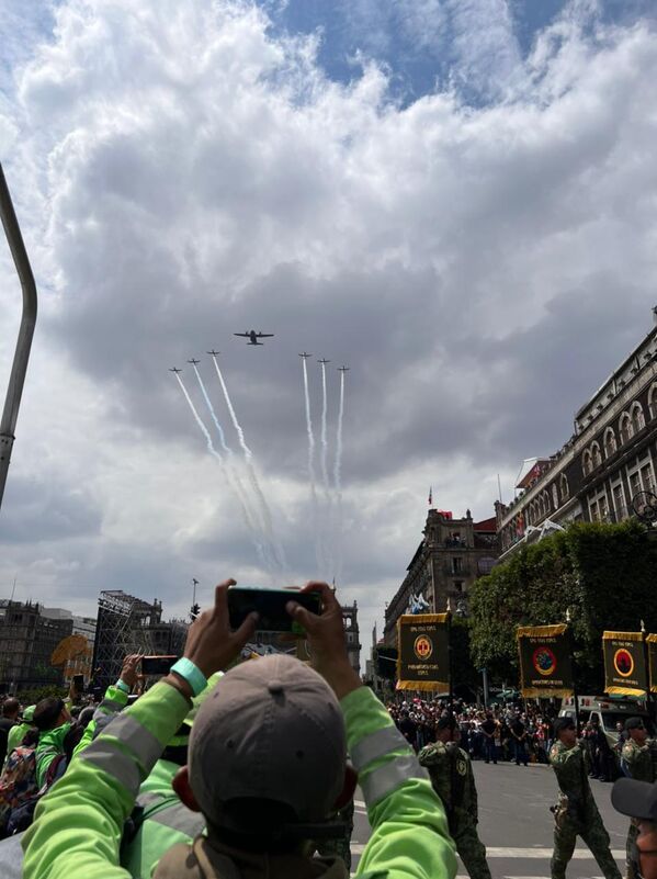 La gente toma fotografías de los aviones de las Fuerzas Armadas mexicanas en el Día de la Independencia - Sputnik Mundo