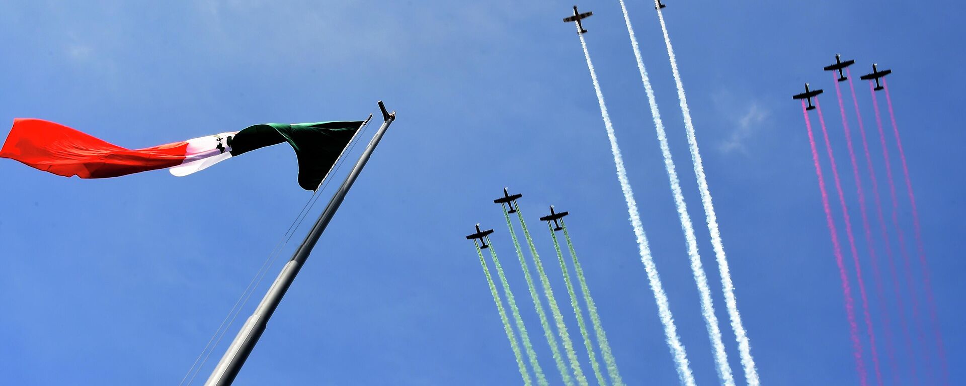 Aviones de las fuerzas armadas sobrevuelan el Zócalo de la Ciudad de México - Sputnik Mundo, 1920, 25.10.2022