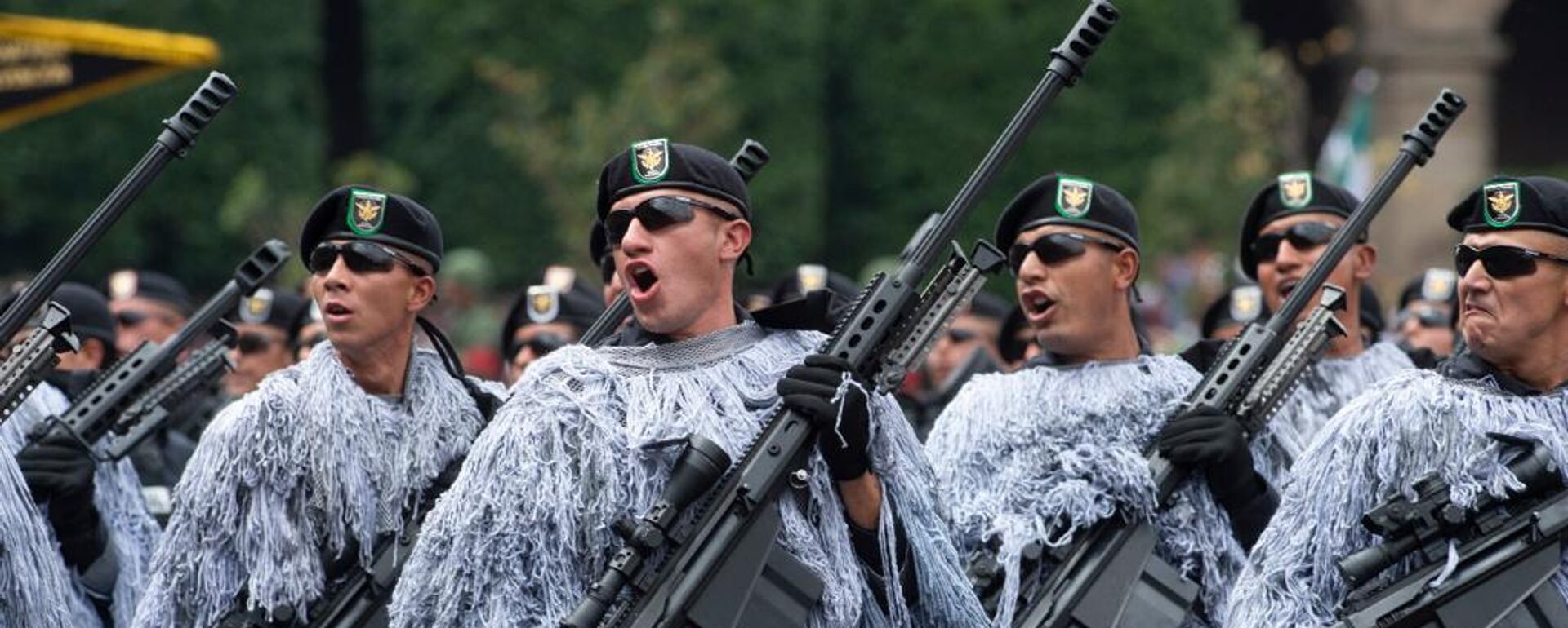 Elementos del Ejército mexicano saludan al presidente López Obrador cuando pasan frente a Palacio Nacional - Sputnik Mundo, 1920, 03.05.2023