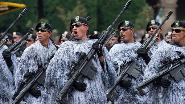 Elementos del Ejército mexicano saludan al presidente López Obrador cuando pasan frente a Palacio Nacional - Sputnik Mundo