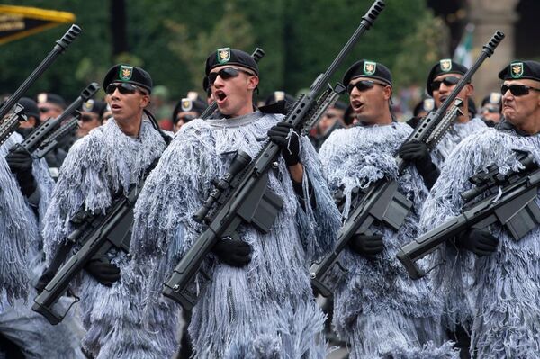 Elementos del Ejército mexicano saludan al presidente López Obrador cuando pasan frente a Palacio Nacional - Sputnik Mundo