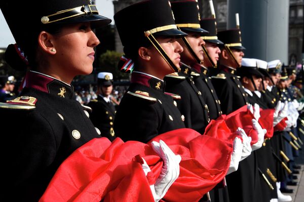 Cadetes del Colegio Militar sostienen la bandera mexicana antes de izarla en el Zócalo de la Ciudad de México - Sputnik Mundo