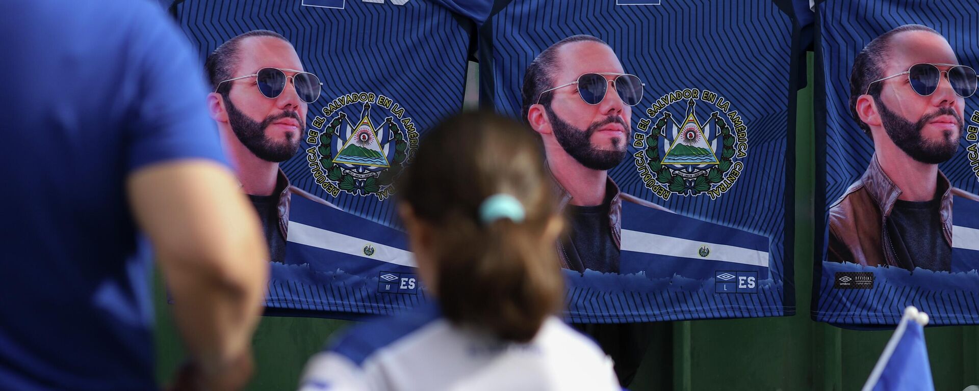Retratos del el presidente de El Salvador, Nayib Bukele, en unas camisetas - Sputnik Mundo, 1920, 17.09.2022