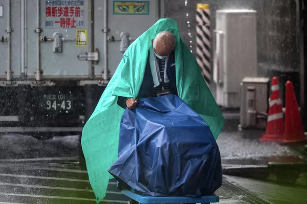 El tifón lleva el nombre de la antigua ciudad de Nan Madol, situada en una isla de coral del este de Micronesia, que se considera la ciudad más maldita del mundo.En la foto: un empleado bajo la lluvia en el distrito de Ueno, en Tokio. El tifón lleva el nombre de la antigua ciudad de Nan Madol, situada en una isla de coral del este de Micronesia, que se considera la ciudad más maldita del mundo.En la foto: un empleado bajo la lluvia en el distrito de Ueno, en Tokio. - Sputnik Mundo