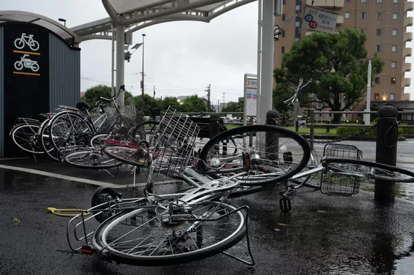 Un residente de la prefectura de Miyazaki fue una de las víctimas mortales del tifón, según los últimos informes: su cuerpo fue encontrado en un coche inundado en un campo. Más de 100 personas resultaron heridas en el sur de Japón.En la foto: bicicletas arrastradas por el viento en Izumi, prefectura de Kagoshima. Un residente de la prefectura de Miyazaki fue una de las víctimas mortales del tifón, según los últimos informes: su cuerpo fue encontrado en un coche inundado en un campo. Más de 100 personas resultaron heridas en el sur de Japón.En la foto: bicicletas arrastradas por el viento en Izumi, prefectura de Kagoshima. - Sputnik Mundo