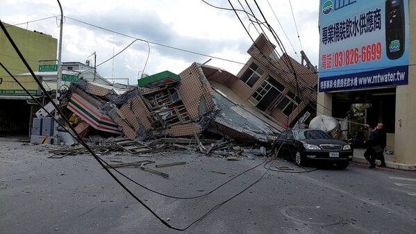 Se produjeron desprendimientos de tierra y rocas en zonas montañosas y cientos de turistas han sido evacuados. 
En la foto: un edificio de tres plantas derrumbado en el pueblo de Yuli, en el condado de Hualien.
 - Sputnik Mundo