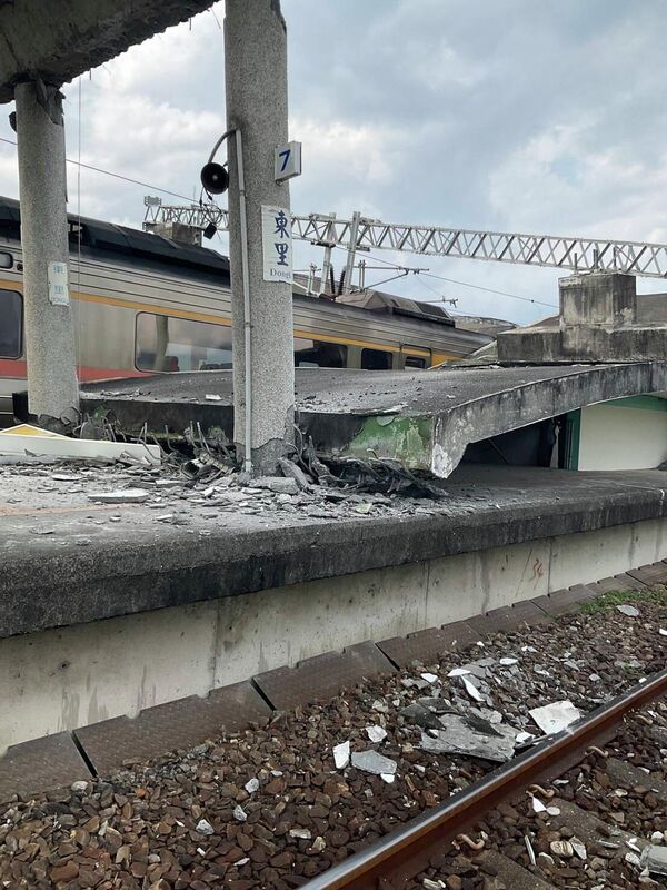 El terremoto también se sintió en Japón, que ahora sufre las consecuencias del tifón, y se declaró una amenaza de tsunami en algunas islas japonesas. 
En la foto: un andén destruido en la estación de Dongli, en el condado de Hualien.
  - Sputnik Mundo