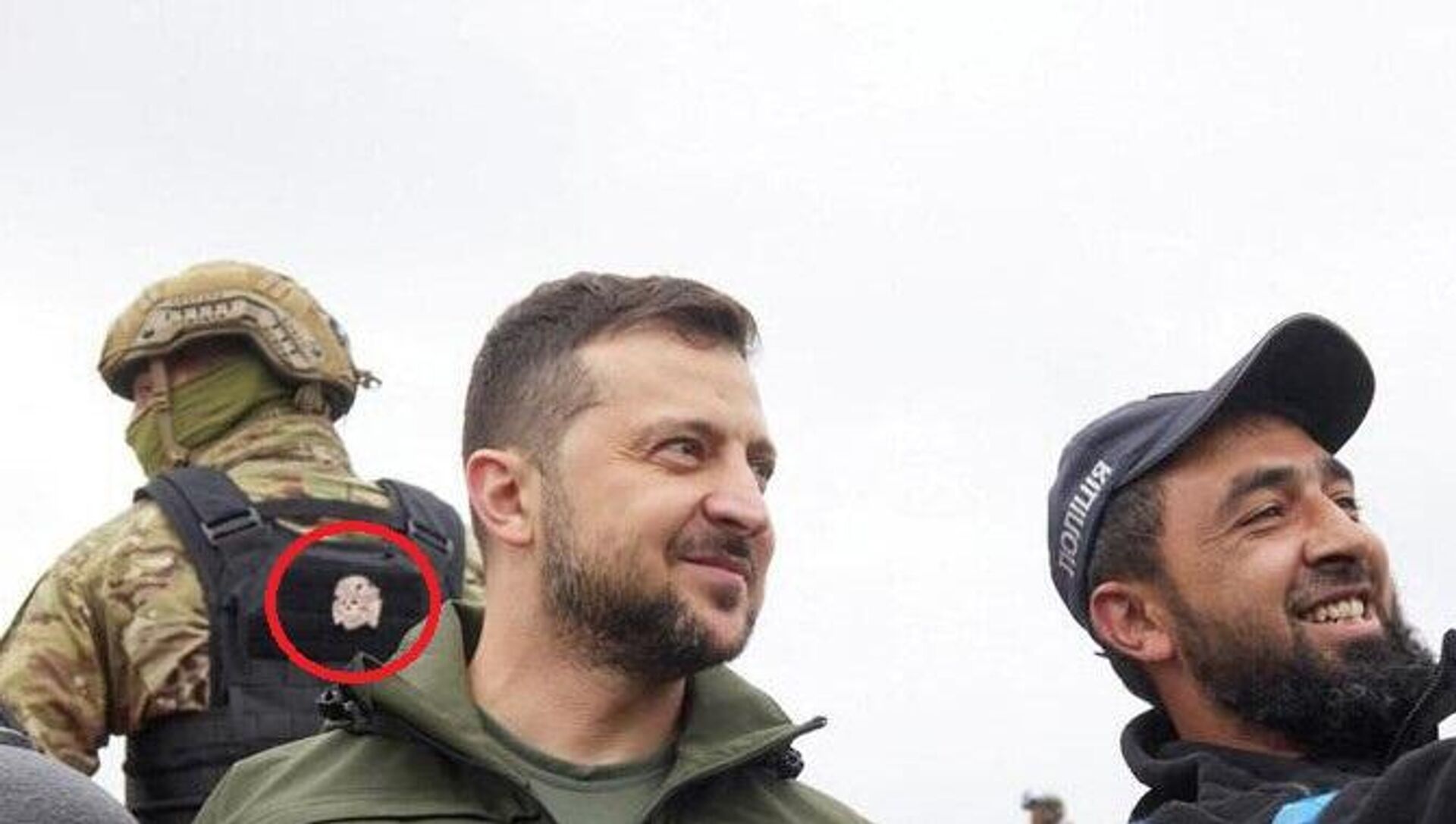 Un soldado ucraniano que viste uno de los emblemas de las SS nazis acompañando a Zelenski - Sputnik Mundo, 1920, 19.09.2022