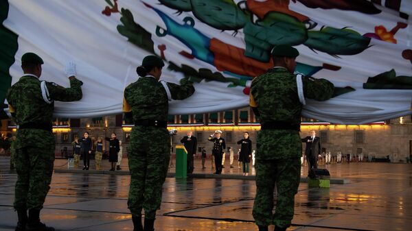 Izamiento de la bandera de México en memoria de víctimas de los sismos de 1985 y 2017 - Sputnik Mundo