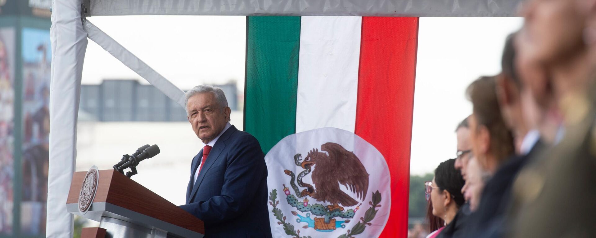 El presidente de México durante el desfile militar por la independencia. - Sputnik Mundo, 1920, 20.09.2022