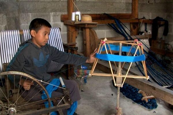 Niño maya usando el telar - Sputnik Mundo