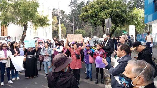 Las manifestantes coreaban en apoyo a Elizabeth Otavalo, la madre de María Belén: Eli, escucha, tu lucha es nuestra lucha - Sputnik Mundo