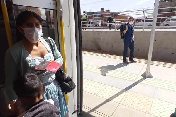 Los cochabambinos aprenden a andar en su nuevo tren - Sputnik Mundo