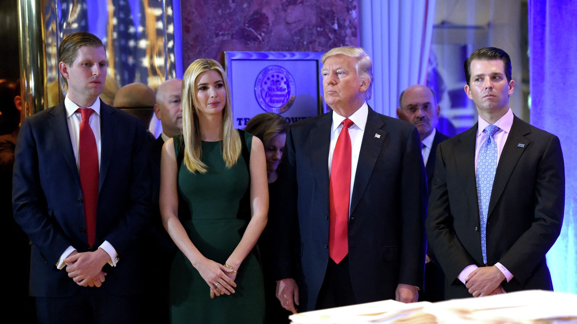 El expresidente electo de Estados Unidos, Donald Trump, junto a sus hijos Eric (izq.) Ivanka y Donald Jr. llegan a una rueda de prensa el 11 de enero de 2017 en la Torre Trump de Nueva York. El expresidente electo de Estados Unidos, Donald Trump, junto a sus hijos Eric (izq.) Ivanka y Donald Jr. llegan a una rueda de prensa el 11 de enero de 2017 en la Torre Trump de Nueva York. - Sputnik Mundo, 1920, 21.09.2022