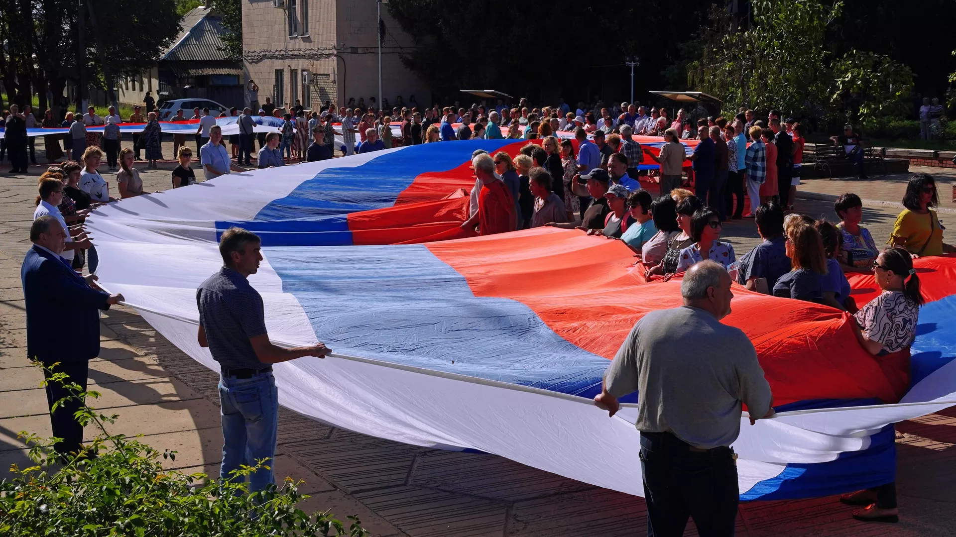 Ciudadanos de Lugansk con la bandera de Rusia Ciudadanos de Lugansk con la bandera de Rusia - Sputnik Mundo, 1920, 23.09.2022
