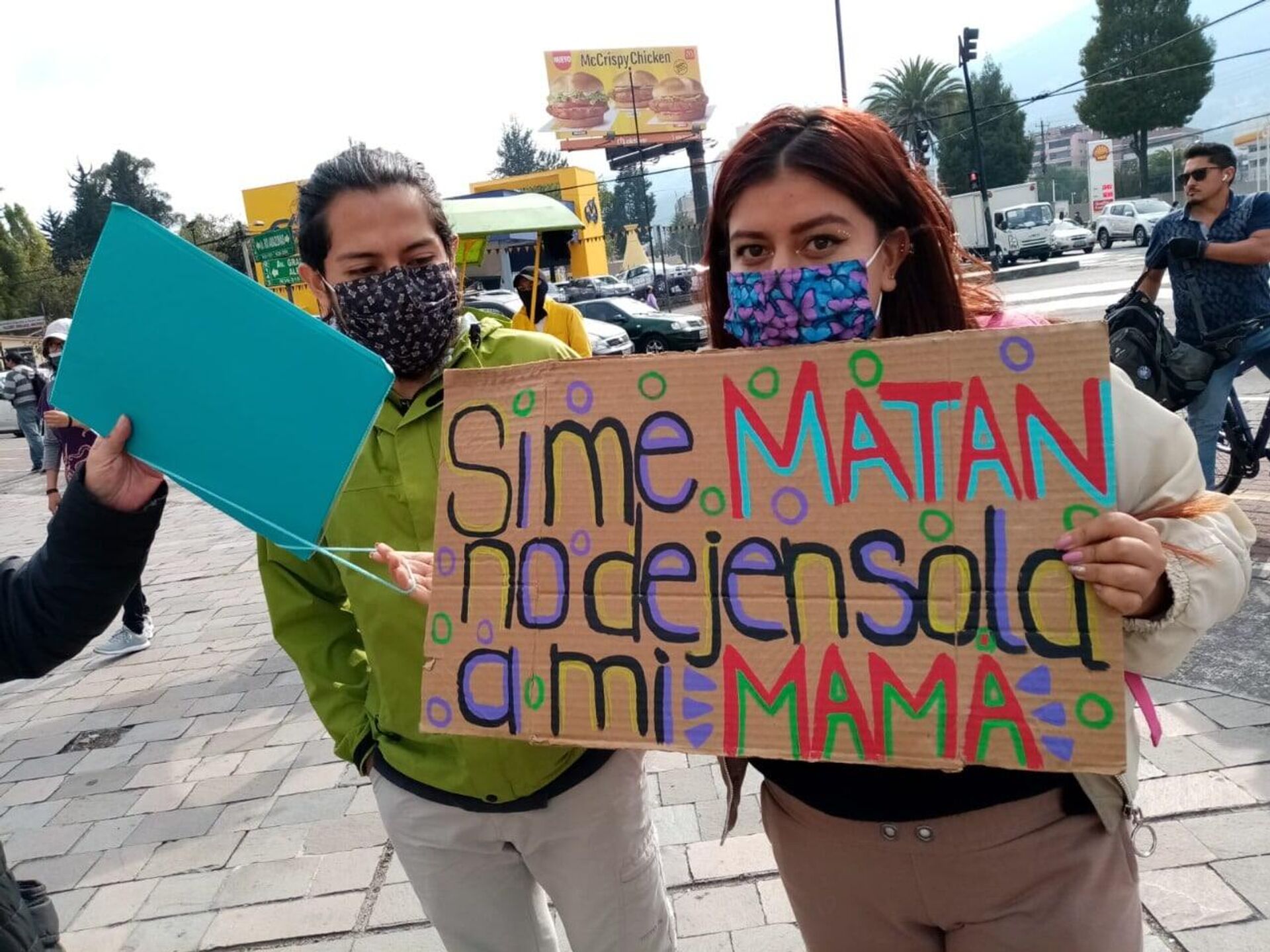 Una chica con un cartel en Ecuador Una chica con un cartel en Ecuador - Sputnik Mundo, 1920, 22.09.2022