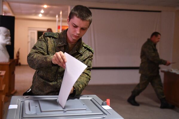 La votación durará cinco días y, por razones de seguridad, se realizará no solo en los colegios electorales, sino también mediante visitas casa por casa.En la foto: miembros de la milicia popular de Lugansk votan en el referendo. - Sputnik Mundo