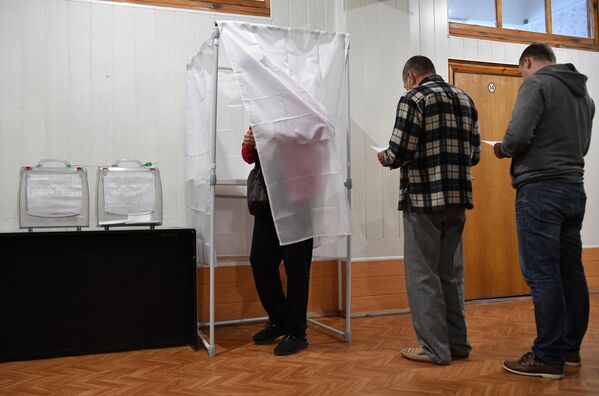 El mismo día, las provincias de Jersón y Zaporiyia anunciaron que querían celebrar un referendo.En la foto: votación en el referendo de adhesión a Rusia en un colegio electoral de Melitópol, región de Zaporiyia. - Sputnik Mundo