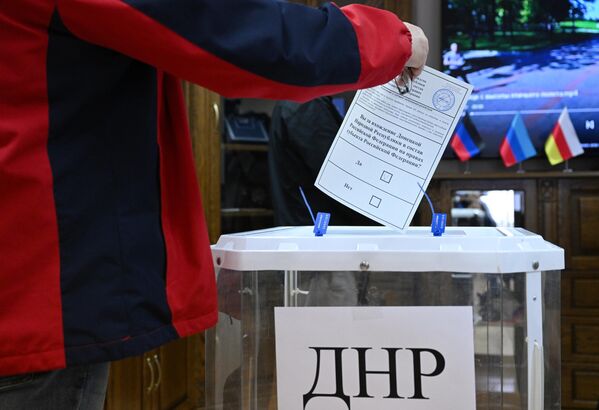 La Repúblicas Populares de Donetsk y Lugansk, al unirse a Rusia, conservarán sus nombres y banderas, mientras que las regiones de Jersón y Zaporiyia solo sus nombres. En la foto: un residente de Donetsk vota en el referendo de adhesión a Rusia. - Sputnik Mundo