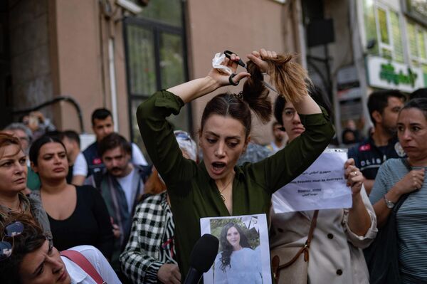 Mujeres protestan en Estambul (Turquía) tras la muerte de Mahsa Amini, una joven de 22 años detenida en Teherán (Irán) por cubrir mal su cabeza. - Sputnik Mundo