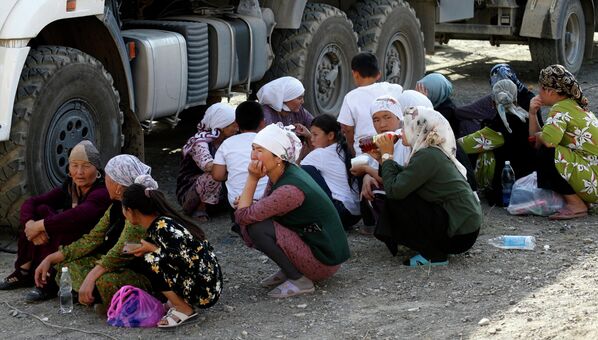 Desplazados se esconden del sol en una de las calles de Boz-Adir (Kirguistán) tras los enfrentamientos en la frontera con Tayikistán. - Sputnik Mundo