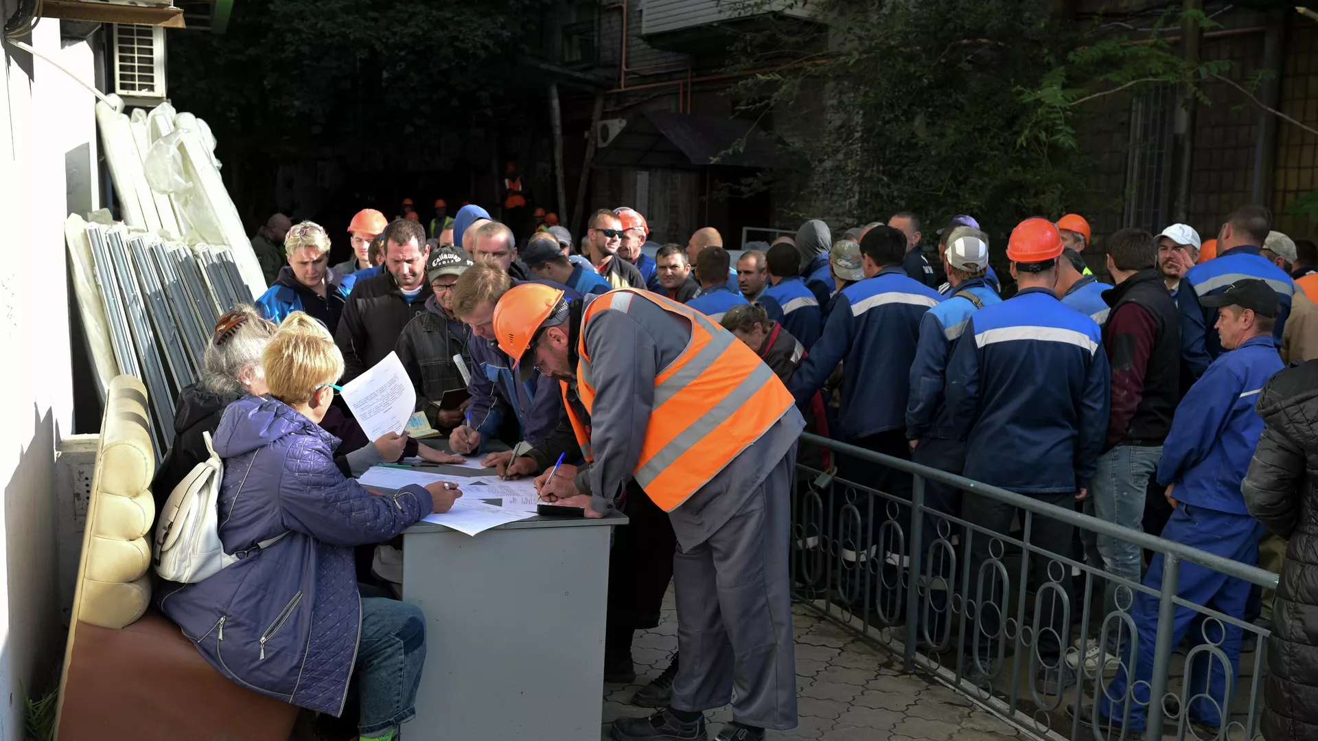 Trabajadores hacen fila para votar en el referendo de adhesión a Rusia en la ciudad de Mariúpol, en la República Popular de Donetsk