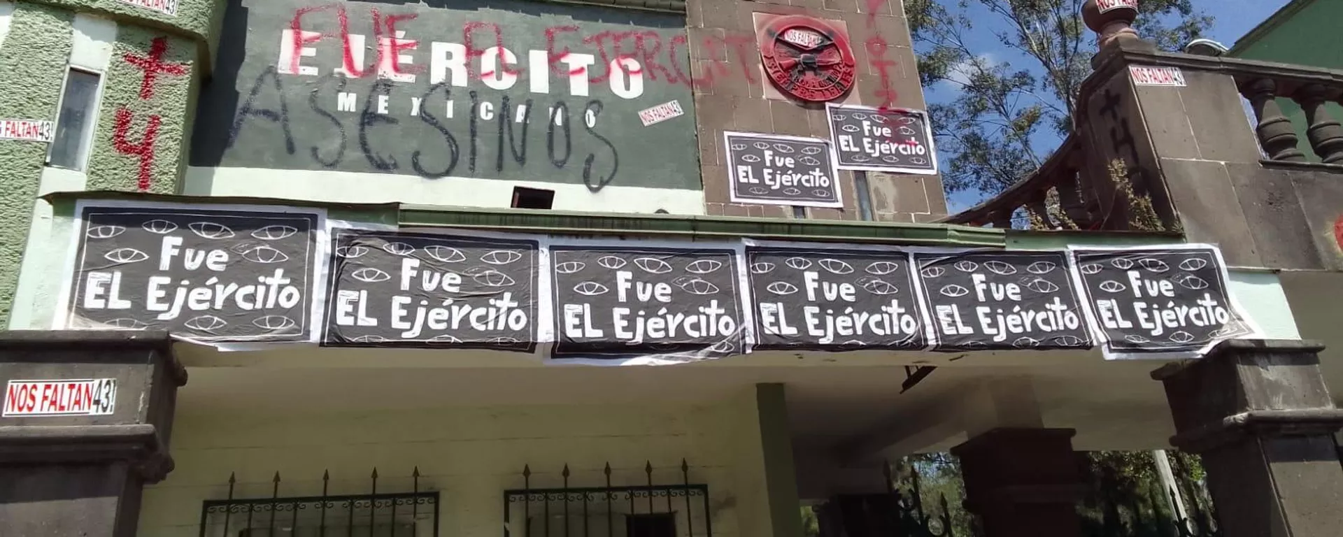 Protesta de los familiares de los 43 normalistas de Ayotzinapa en el Campo Militar número 1 de México. Protesta de los familiares de los 43 normalistas de Ayotzinapa en el Campo Militar número 1 de México. - Sputnik Mundo, 1920, 23.09.2022