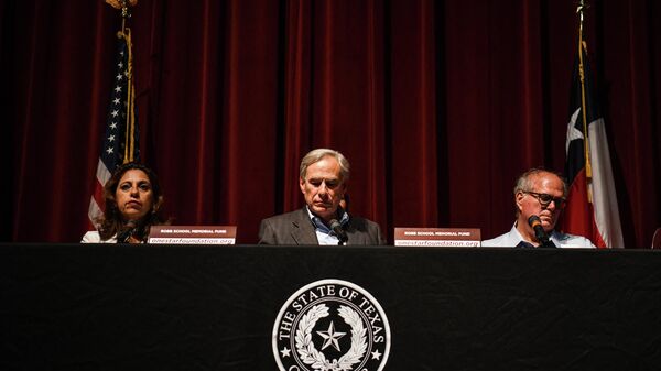 El gobernador de Texas, Greg Abbott, en la ciudad de Uvalde. - Sputnik Mundo