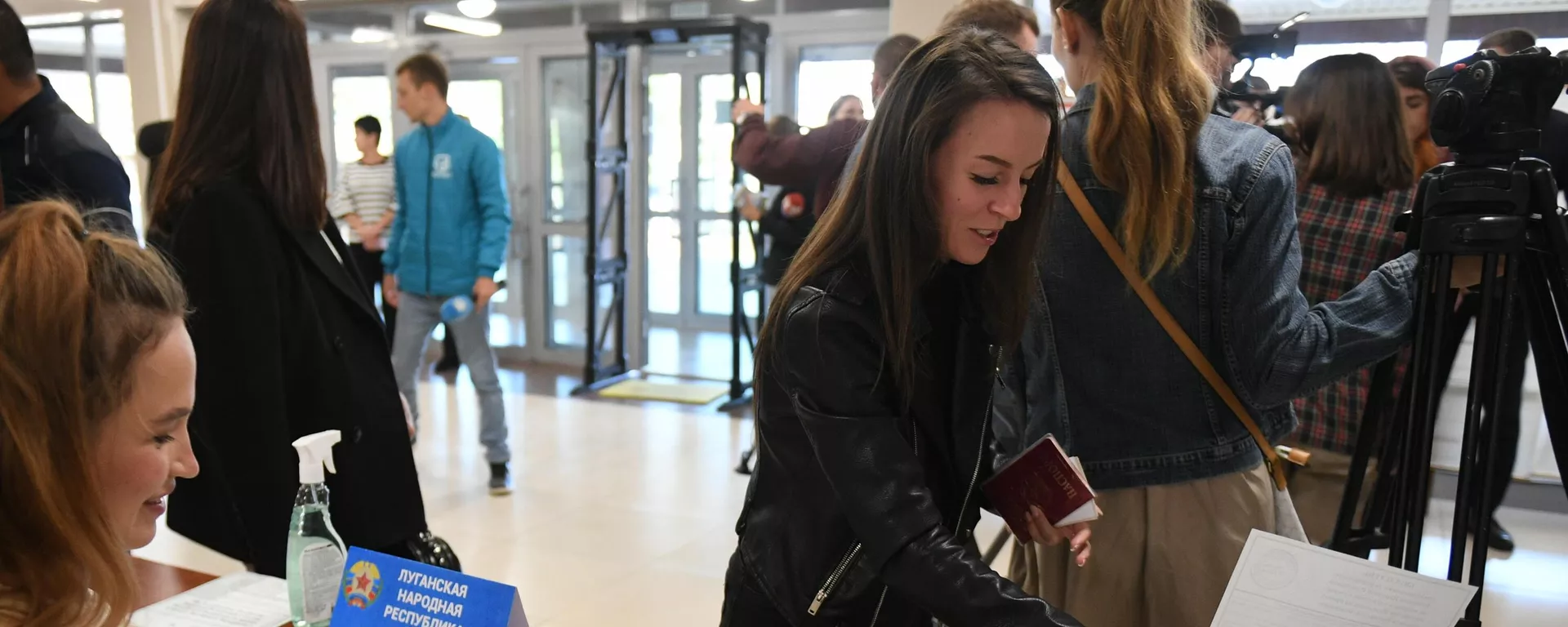 Una joven de Lugansk vota durante el referendo de adhesión a Rusia, el 24 de septiembre del 2022 - Sputnik Mundo, 1920, 24.09.2022