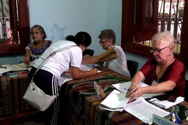 Una mujer cubana acude a votar - Sputnik Mundo