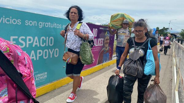 Paso por el puente Simón Bolívar - Sputnik Mundo