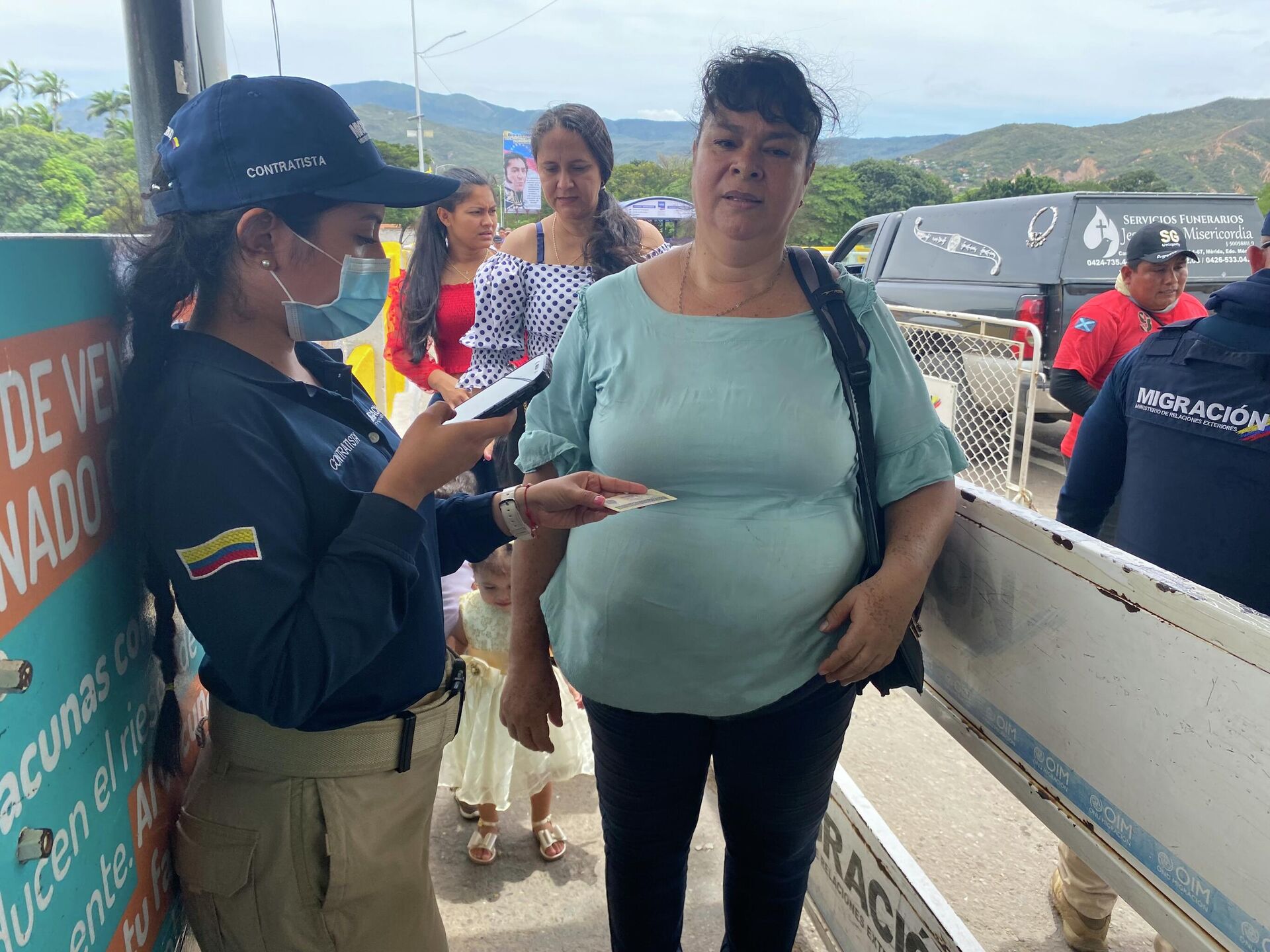 Una mujer venezolana presenta su documento para ingresar a territorio colombiano - Sputnik Mundo, 1920, 26.09.2022