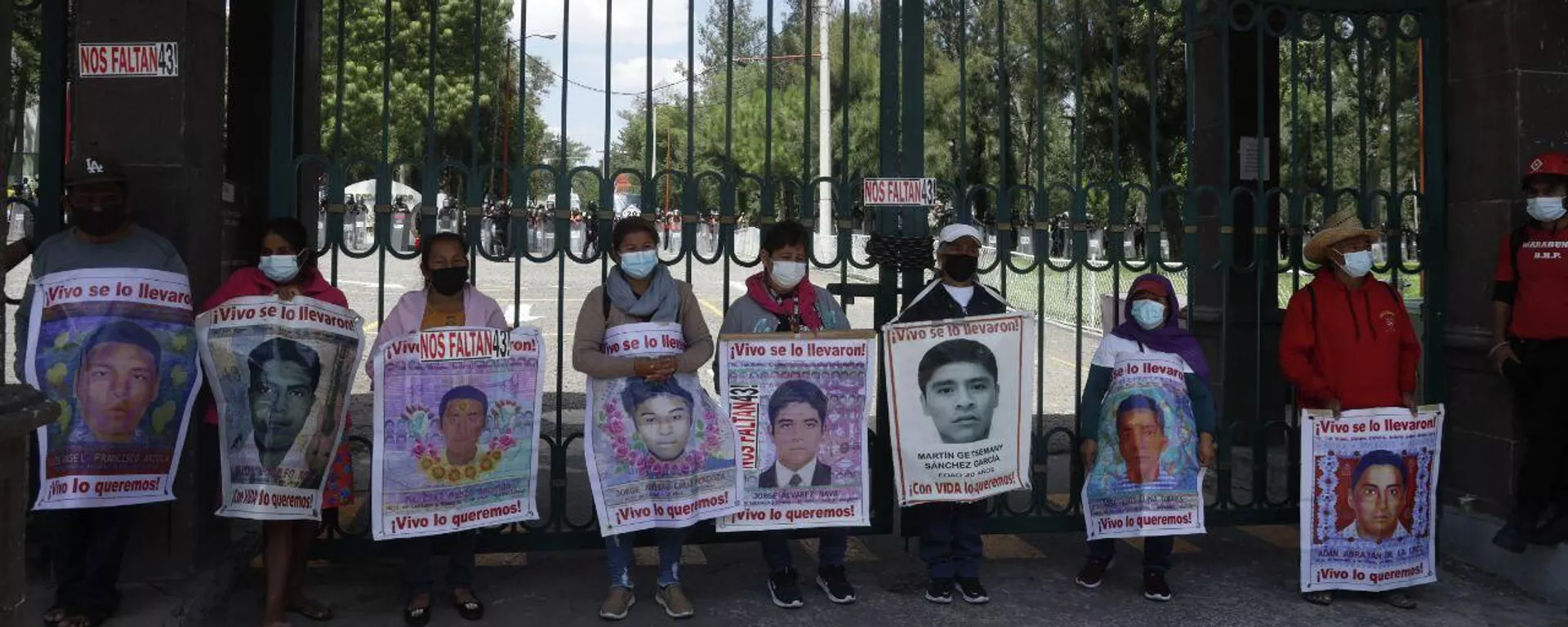 Padres de los 43 normalistas de Ayotzinapa durante la protesta en el Campo Militar no. 1 de México. Padres de los 43 normalistas de Ayotzinapa durante la protesta en el Campo Militar no. 1 de México. - Sputnik Mundo, 1920, 26.09.2022