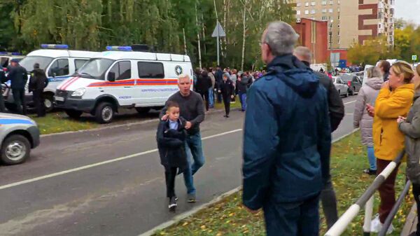 Tiroteo en una escuela de la ciudad rusa de Izhevsk, en Udmurtia, al oeste de los Urales - Sputnik Mundo