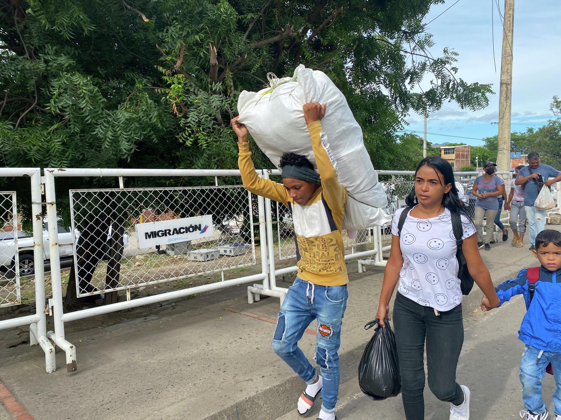 Ciudadano venezolano, con trasteo a la espalda, cruza la frontera para llegar a Táchira - Sputnik Mundo, 1920, 26.09.2022