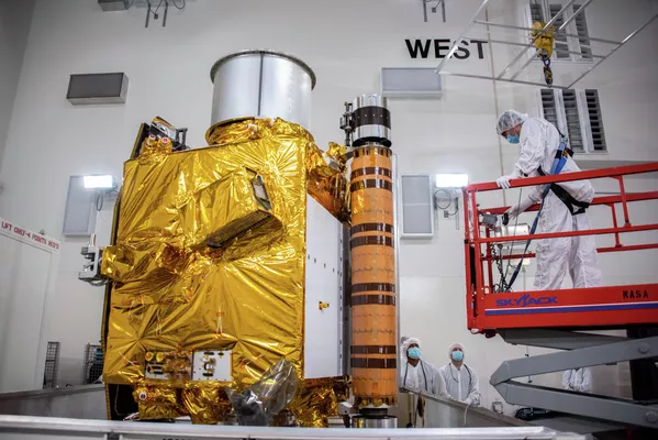 La sonda DART fue lanzada en noviembre del año pasado desde la base espacial estadounidense de Vandenberg, en California, a bordo del cohete portador SpaceX Falcon 9. El aparato pesa 610 kilos sin contar los instrumentos científicos. Desplegado mide 1,8 metros de ancho, 1,9 metros de largo y 2,6 metros de alto sin contar las baterías solares.En la foto: pruebas de la sonda DART antes de su lanzamiento. La sonda DART fue lanzada en noviembre del año pasado desde la base espacial estadounidense de Vandenberg, en California, a bordo del cohete portador SpaceX Falcon 9. El aparato pesa 610 kilos sin contar los instrumentos científicos. Desplegado mide 1,8 metros de ancho, 1,9 metros de largo y 2,6 metros de alto sin contar las baterías solares.En la foto: pruebas de la sonda DART antes de su lanzamiento. - Sputnik Mundo