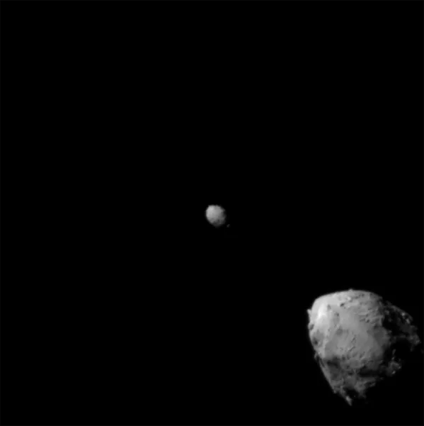 Según explicaron en la NASA, ahora la órbita de Dimorphos —que gira alrededor de otro asteroide más grande, Didymos (en la parte superior izquierda de la foto)— debería desviarse en una fracción de un 1%.En la foto: el asteroide principal Didymos (arriba a la izquierda) y su luna Dimorphs unos 2,5 minutos antes del impacto. La imagen se tomó desde una distancia de unos 920 kilómetros y es la última en la que caben los dos asteroides. El Didymos tiene un diámetro de unos 780 metros, mientras que el Dimorphos mide unos 160. Según explicaron en la NASA, ahora la órbita de Dimorphos —que gira alrededor de otro asteroide más grande, Didymos (en la parte superior izquierda de la foto)— debería desviarse en una fracción de un 1%.En la foto: el asteroide principal Didymos (arriba a la izquierda) y su luna Dimorphs unos 2,5 minutos antes del impacto. La imagen se tomó desde una distancia de unos 920 kilómetros y es la última en la que caben los dos asteroides. El Didymos tiene un diámetro de unos 780 metros, mientras que el Dimorphos mide unos 160. - Sputnik Mundo