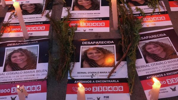 Carteles con retrato de la abogada asesinada María Belén Bernal - Sputnik Mundo