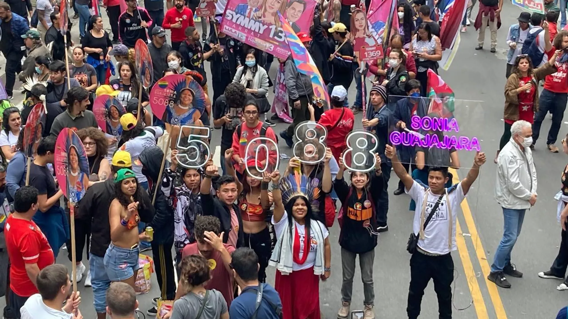 Una multitud acompaña a Lula da Silva en Sao Paulo en el último mitin antes de votar 
