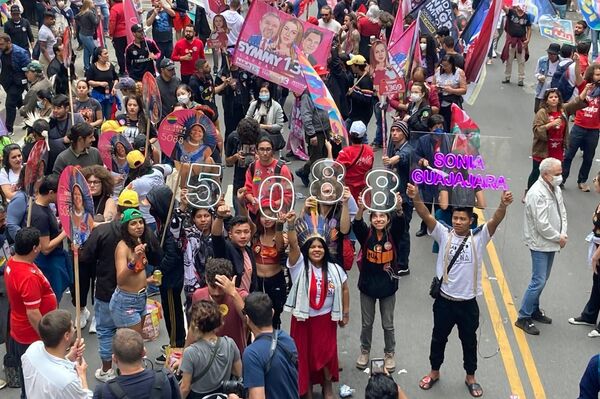 Una multitud acompaña a Lula da Silva en Sao Paulo en el último mitin antes de votar  - Sputnik Mundo