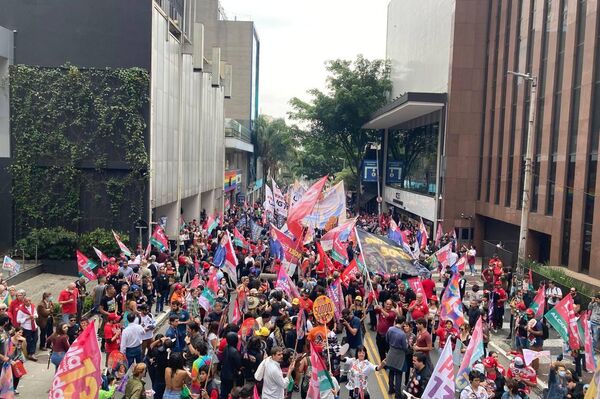 Una multitud acompaña a Lula da Silva en Sao Paulo en el último mitin antes de votar  - Sputnik Mundo