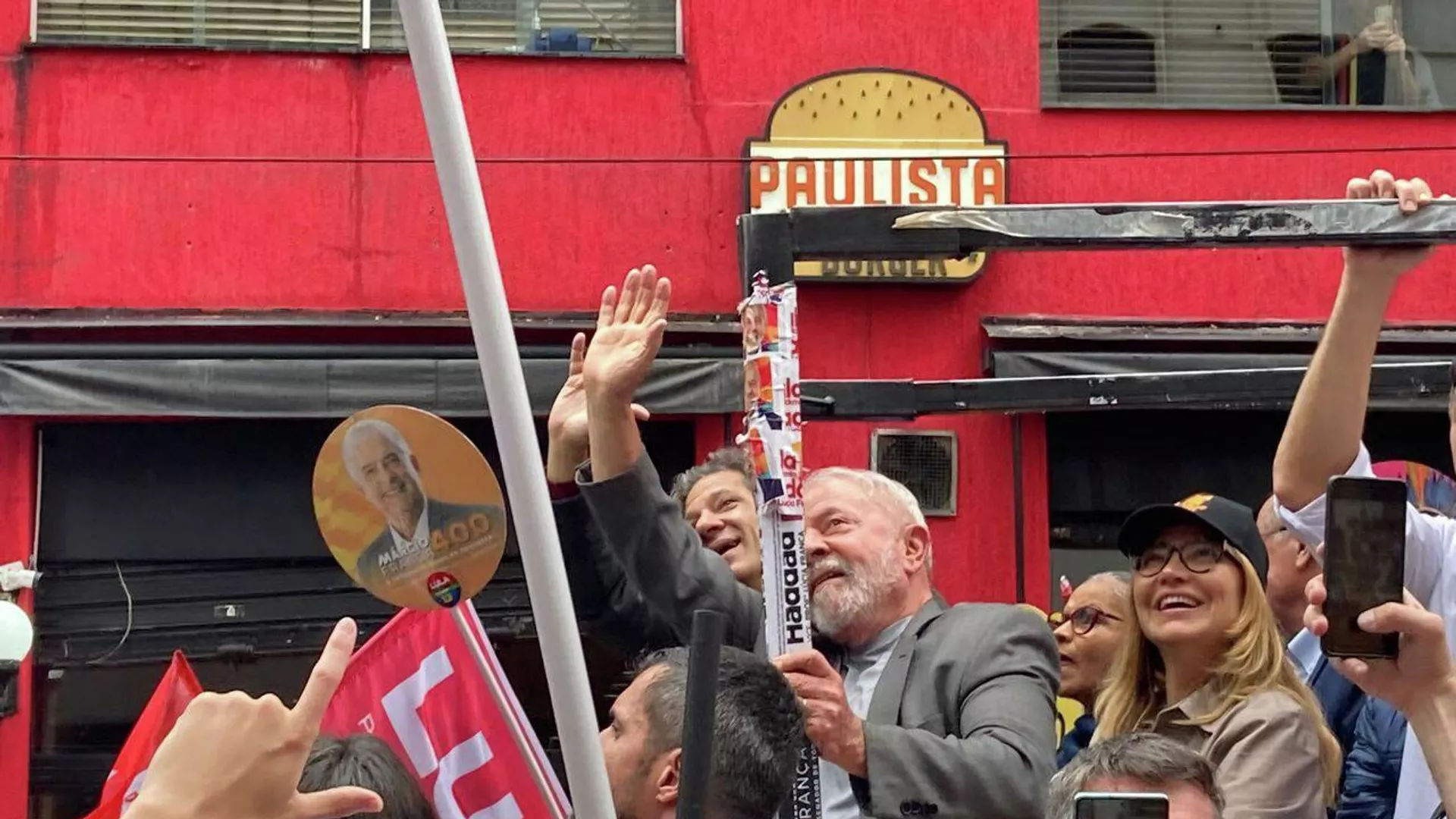 Una multitud acompaña a Lula da Silva en Sao Paulo en el último mitin antes de votar 